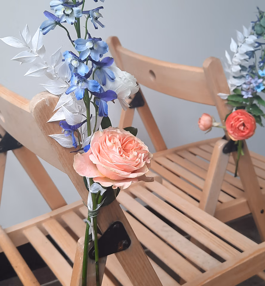 Bloemen voor de ceremonie, bloemen deco stoel